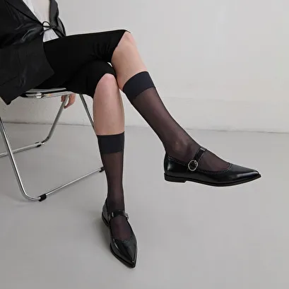 Ballet flats with pointed toes in black glazed leather