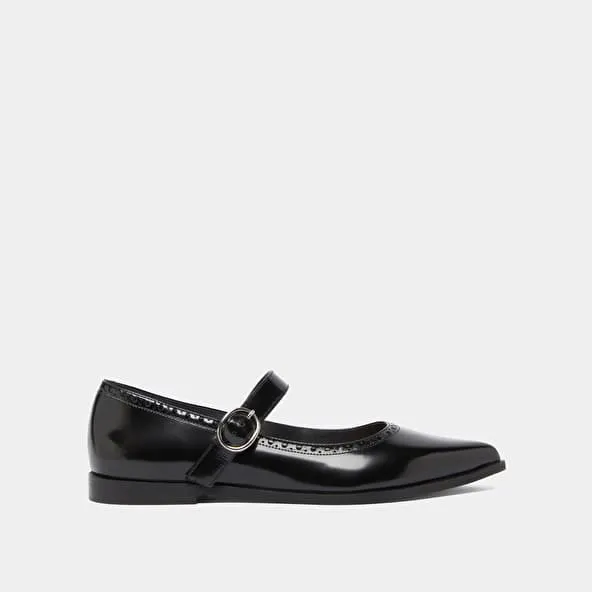 Ballet flats with pointed toes in black glazed leather