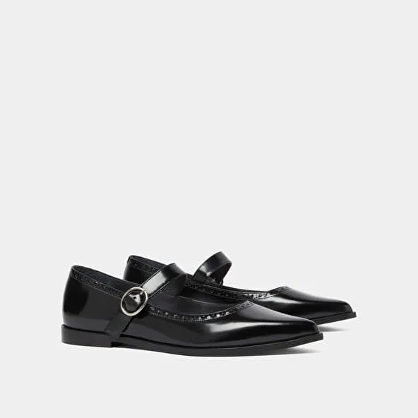 Ballet flats with pointed toes in black glazed leather