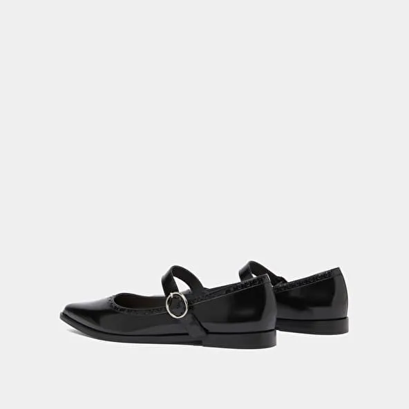 Ballet flats with pointed toes in black glazed leather