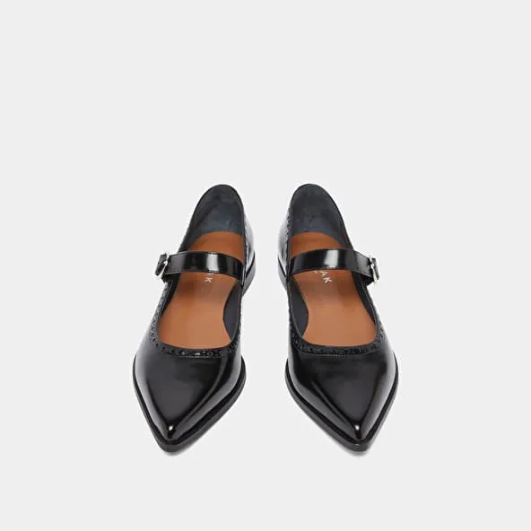 Ballet flats with pointed toes in black glazed leather