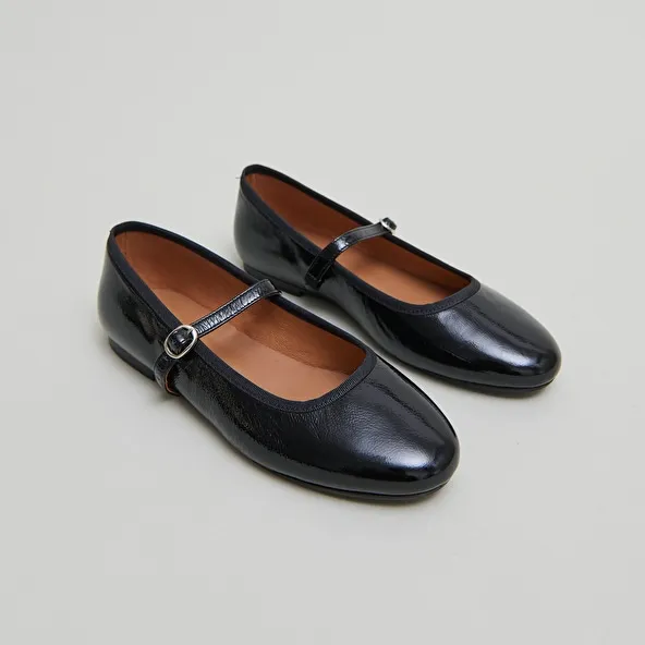 Ballet flats with straps in black pleated patent