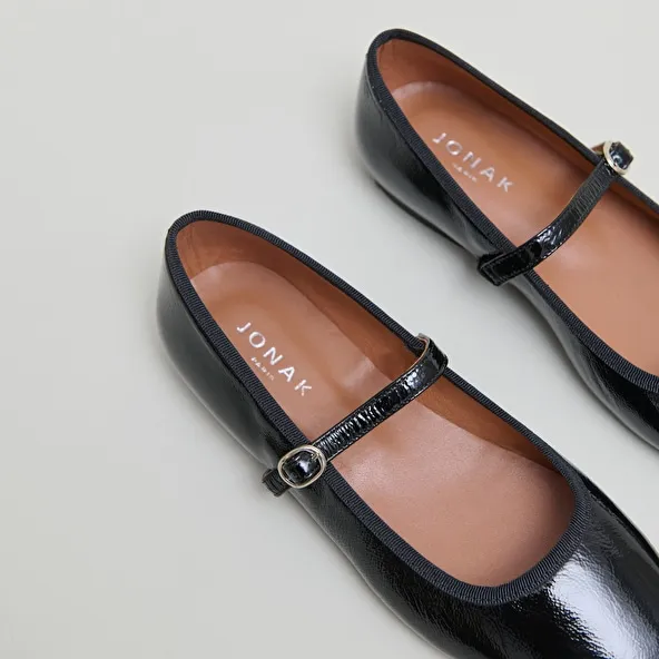 Ballet flats with straps in black pleated patent