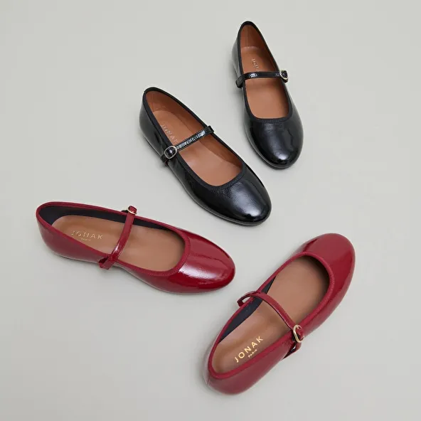 Ballet flats with straps in black pleated patent